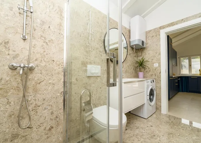 Vila Stone House Leani
